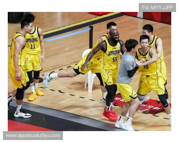 斗球网页版猛哥说球帮助玩家理解比赛中的关键战术与应对策略